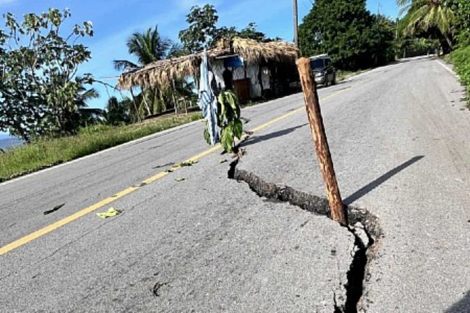 DomRep - Achtung Autofahrer! - Risse auf der Straße nach Las Galeras